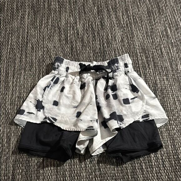 Lululemon Hot To Street Short - Picture 1 of 8